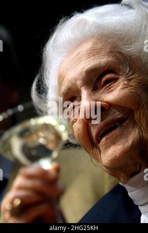 Rita Levi Montalcini, die italienische Neurologe und Senatorin für das Leben, Nobelpreisträgerin für Medizin 1986, bei einer Pressekonferenz zu ihrem 100. Geburtstag in Rom. Montalcini wird am 22. April 100 Jahre alt. Der italienische Wissenschaftler erhielt 1986 den Nobelpreis für Medizin zusammen mit Stanley Cohen aus den Vereinigten Staaten für Entdeckungen von Mechanismen, die das Wachstum von Zellen und Organen regulieren. Stockfoto