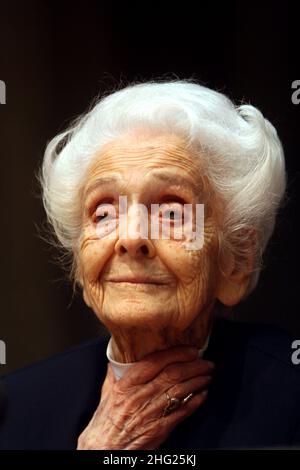Rita Levi Montalcini, die italienische Neurologe und Senatorin für das Leben, Nobelpreisträgerin für Medizin 1986, bei einer Pressekonferenz zu ihrem 100. Geburtstag in Rom. Montalcini wird am 22. April 100 Jahre alt. Der italienische Wissenschaftler erhielt 1986 den Nobelpreis für Medizin zusammen mit Stanley Cohen aus den Vereinigten Staaten für Entdeckungen von Mechanismen, die das Wachstum von Zellen und Organen regulieren. Stockfoto