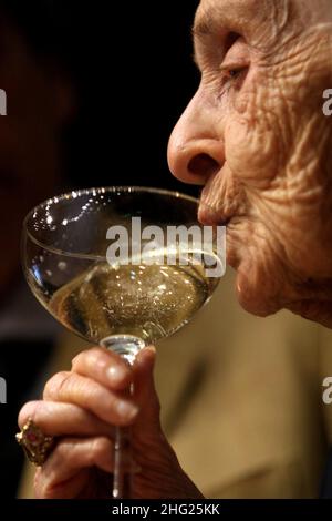 Rita Levi Montalcini, die italienische Neurologe und Senatorin für das Leben, Nobelpreisträgerin für Medizin 1986, bei einer Pressekonferenz zu ihrem 100. Geburtstag in Rom. Montalcini wird am 22. April 100 Jahre alt. Der italienische Wissenschaftler erhielt 1986 den Nobelpreis für Medizin zusammen mit Stanley Cohen aus den Vereinigten Staaten für Entdeckungen von Mechanismen, die das Wachstum von Zellen und Organen regulieren. Stockfoto
