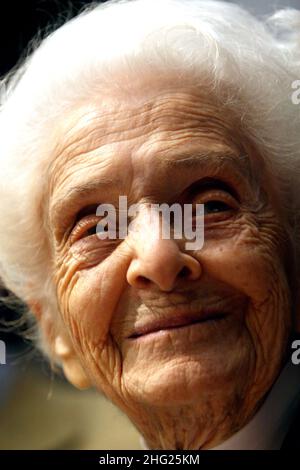 Rita Levi Montalcini, die italienische Neurologe und Senatorin für das Leben, Nobelpreisträgerin für Medizin 1986, bei einer Pressekonferenz zu ihrem 100. Geburtstag in Rom. Montalcini wird am 22. April 100 Jahre alt. Der italienische Wissenschaftler erhielt 1986 den Nobelpreis für Medizin zusammen mit Stanley Cohen aus den Vereinigten Staaten für Entdeckungen von Mechanismen, die das Wachstum von Zellen und Organen regulieren. Stockfoto