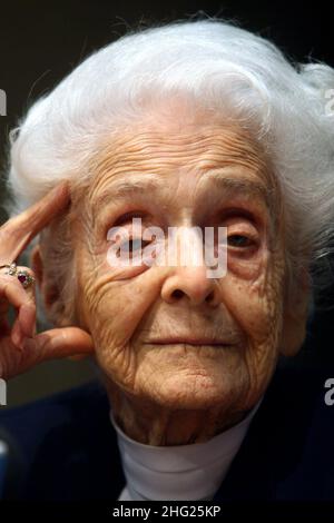 Rita Levi Montalcini, die italienische Neurologe und Senatorin für das Leben, Nobelpreisträgerin für Medizin 1986, bei einer Pressekonferenz zu ihrem 100. Geburtstag in Rom. Montalcini wird am 22. April 100 Jahre alt. Der italienische Wissenschaftler erhielt 1986 den Nobelpreis für Medizin zusammen mit Stanley Cohen aus den Vereinigten Staaten für Entdeckungen von Mechanismen, die das Wachstum von Zellen und Organen regulieren. Stockfoto