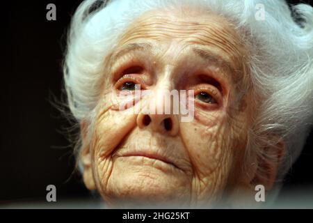 Rita Levi Montalcini, die italienische Neurologe und Senatorin für das Leben, Nobelpreisträgerin für Medizin 1986, bei einer Pressekonferenz zu ihrem 100. Geburtstag in Rom. Montalcini wird am 22. April 100 Jahre alt. Der italienische Wissenschaftler erhielt 1986 den Nobelpreis für Medizin zusammen mit Stanley Cohen aus den Vereinigten Staaten für Entdeckungen von Mechanismen, die das Wachstum von Zellen und Organen regulieren. Stockfoto