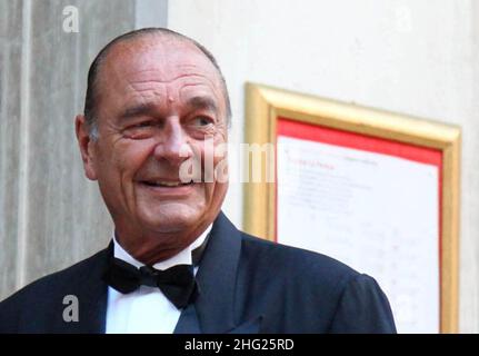 Der ehemalige französische Präsident Jacques Chirac trifft am Samstag, den 25. April 2009, zur Hochzeitszeremonie der Schauspielerin Salma Hayek und des Geschäftsmannes Francois-Henri Pinault im Theater La Fenice in Venedig, Italien, ein. Stockfoto