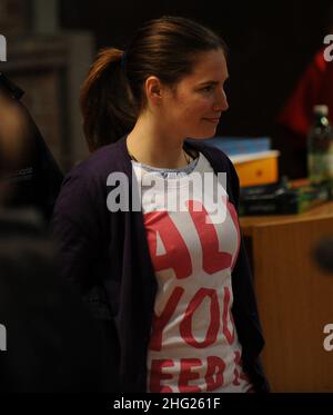 Die Angeklagte Amanda Knox trug ein T-Shirt mit der Aufschrift „All You Need is Love“ während der vierten Anhörung im Meredith Kercher-Mordprozess in Italien. Stockfoto