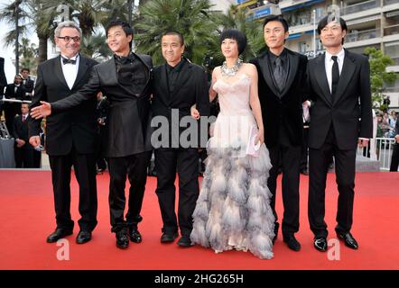 Chen Sicheng, der Regisseur Lou Ye, die Schauspielerin Tan Zhuo, der Schauspieler Qin Hao und der Schauspieler Wu Wei kommen am 14. Mai 2009 zur Vorführung von „Spring Fever“ während der Filmfestspiele von Cannes 62nd im Palais des Festivals in Cannes, Frankreich. Stockfoto