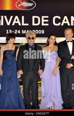 Blanca Portillo, Pedro Almodovar, Penelope Cruz und Lluis Homar bei der Vorführung von „Los Abrazos Rotos“ (gebrochene Umarmungen) während des internationalen Filmfestivals von Cannes 62nd im Palais des Festivals in Cannes, Frankreich. Stockfoto