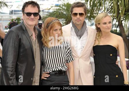 Quentin Tarantino, Melie Laurent, Brad Pitt und Diane Kruger bei der Fotoaufnahme für „Inglourious Basterds“ im Palais de Festival, während der Filmfestspiele von Cannes 62nd, Frankreich Stockfoto