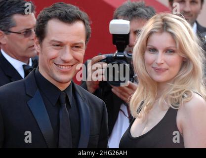 Laetitia Casta und Stefano Accorsi kommen zur Premiere von Visage im Palais des Festivals. Teil des Festival de Film 62nd, Cannes. Stockfoto