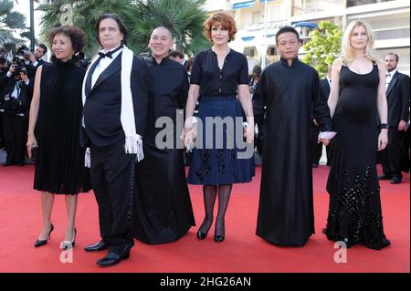 Yi-Ching Lu, Jean-Pierre Leaud, der Regisseur Ming-Liang Tsai, die Schauspieler Fanny Ardant, Kang-sheng Lee und Laetitia Casta bei der Premiere von Visage im Palais des Festivals. Teil des Festival de Film 62nd, Cannes. Stockfoto