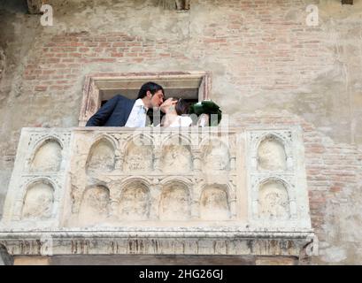 Der ehemalige AC Mailand Verteidiger Luca Ceccarelli, 26, der seine Gelübde mit langjähriger Freundin Irene Lanforti unter dem Balkon ablegte, wo Romeo, so William Shakespeare, Julia im Casa Di Giulietta (Haus der Julia) in Verona, Italien, umworben hatte. Der Balkon des Gebäudes aus dem 14th. Jahrhundert ist immer noch eines der beliebtesten Reiseziele der Stadt. Stockfoto