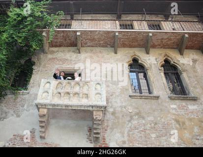 Der ehemalige AC Mailand Verteidiger Luca Ceccarelli, 26, der seine Gelübde mit langjähriger Freundin Irene Lanforti unter dem Balkon ablegte, wo Romeo, so William Shakespeare, Julia im Casa Di Giulietta (Haus der Julia) in Verona, Italien, umworben hatte. Der Balkon des Gebäudes aus dem 14th. Jahrhundert ist immer noch eines der beliebtesten Reiseziele der Stadt. Stockfoto