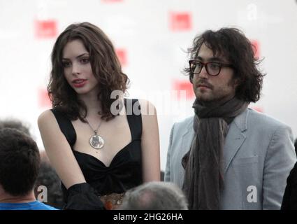 Sean Lennon und Freundin Charlotte Kemp Muhl auf der Internationalen Kunstbiennale 53rd in Venedig, Italien. Stockfoto