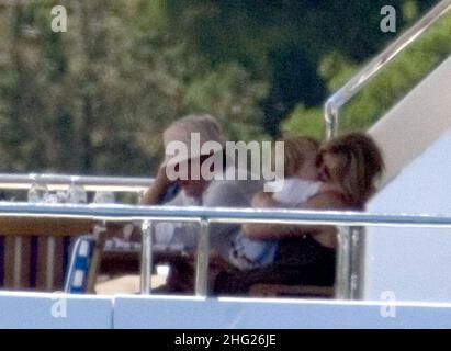 Rod Stewart mit seiner Frau Penny Lancaster-Stewart und ihrer Familie im Urlaub auf Sardinien. Stockfoto