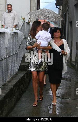 Alena Seredova und Sohn Louis Thomas bei der Hochzeit von Gigi Buffons Schwester, Treschietto, Italien. Stockfoto