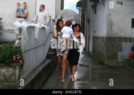 Alena Seredova und Sohn Louis Thomas bei der Hochzeit von Gigi Buffons Schwester, Treschietto, Italien. Stockfoto