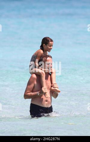 Der italienische Geschäftsmann Luca Cordero di Montezemolo mit seiner Frau Ludovica Andreoni und seinen Töchtern verbrachte einen Tag am Strand, Formentera, den Balearen, Spanien. Stockfoto