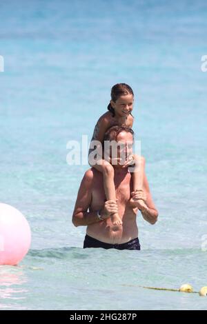 Der italienische Geschäftsmann Luca Cordero di Montezemolo mit seiner Frau Ludovica Andreoni und seinen Töchtern verbrachte einen Tag am Strand, Formentera, den Balearen, Spanien. Stockfoto