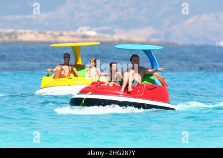 Der italienische Geschäftsmann Luca Cordero di Montezemolo mit seiner Frau Ludovica Andreoni und seinen Töchtern verbrachte einen Tag am Strand, Formentera, den Balearen, Spanien. Stockfoto