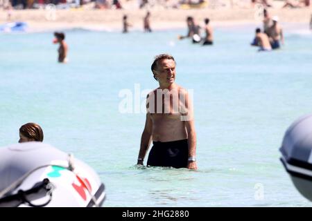 Der italienische Geschäftsmann Luca Cordero di Montezemolo verbringt einen Tag am Strand, Formentera, Balearen, Spanien. Stockfoto