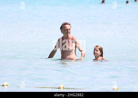 Der italienische Geschäftsmann Luca Cordero di Montezemolo und seine Töchter verbringen einen Tag am Strand, Formentera, Balearen, Spanien. Stockfoto