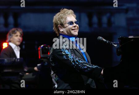 Elton John konzertiert in der Arena di Verona in Verona, Italien. Stockfoto