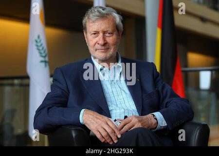 Gianni Vattimo posiert während einer Eröffnungssitzung des Europäischen Parlaments für Fotos im Louise Weiss-Gebäude in Straßburg, Frankreich. Stockfoto