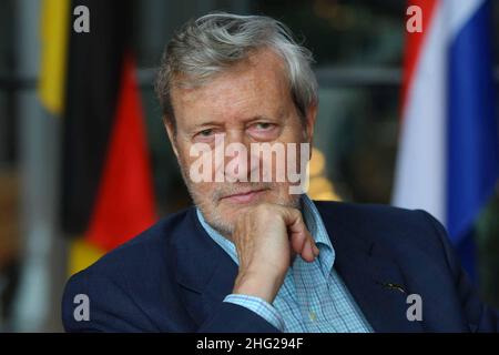 Gianni Vattimo posiert während einer Eröffnungssitzung des Europäischen Parlaments für Fotos im Louise Weiss-Gebäude in Straßburg, Frankreich. Stockfoto