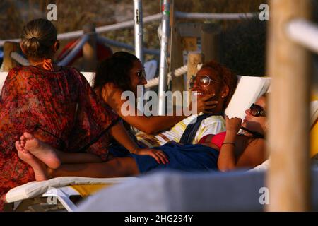 US-Schauspieler Gary Dourdan mit Freundin Maria Del Alamo und Freunden im Urlaub in Formentera, Balearen, Spanien. Stockfoto