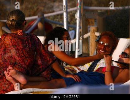 US-Schauspieler Gary Dourdan mit Freundin Maria Del Alamo und Freunden im Urlaub in Formentera, Balearen, Spanien. Stockfoto