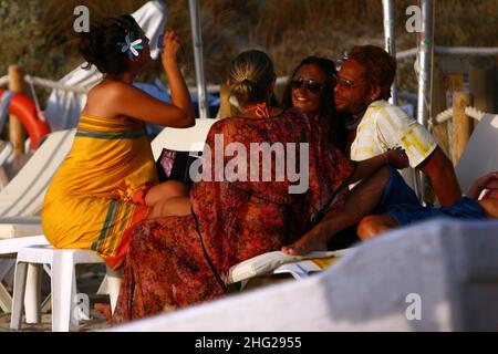 US-Schauspieler Gary Dourdan mit Freundin Maria Del Alamo und Freunden im Urlaub in Formentera, Balearen, Spanien. Stockfoto