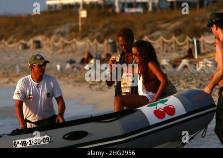 US-Schauspieler Gary Dourdan mit Freundin Maria Del Alamo und Freunden im Urlaub in Formentera, Balearen, Spanien. Stockfoto