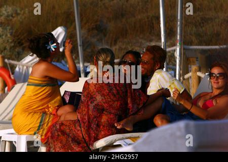 US-Schauspieler Gary Dourdan mit Freundin Maria Del Alamo und Freunden im Urlaub in Formentera, Balearen, Spanien. Stockfoto