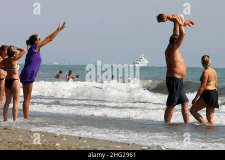 Das italienische Model Alena Seredova am Strand mit ihrem Vater und Sohn Louis Thomas in der Toskana, Italien Stockfoto