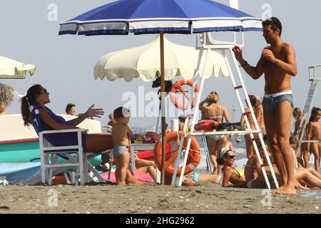 Der italienische Fußballspieler Gigi Buffon mit Frau, Model Alena Seredova und Sohn Louis Thomas am Strand in der Toskana, Italien Stockfoto