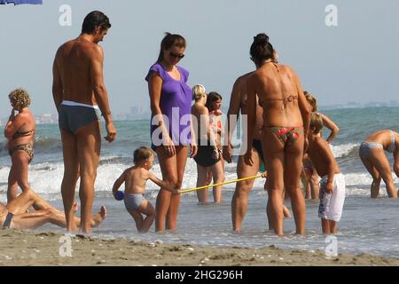 Der italienische Fußballspieler Gigi Buffon mit Frau, Model Alena Seredova (Mitte) und Sohn Louis Thomas am Strand in der Toskana, Italien Stockfoto