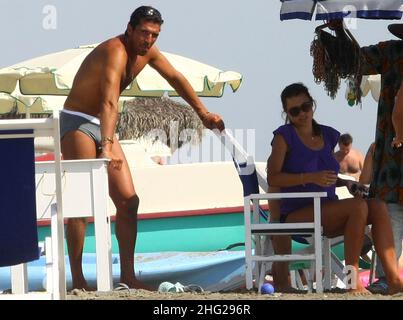 Italienischer Fußballspieler Gigi Buffon mit Frau, Model Alena Seredova am Strand in der Toskana, Italien Stockfoto