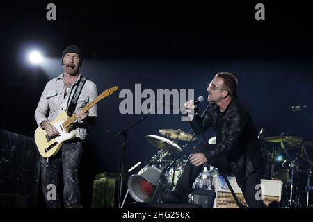 The Edge (l) und Bono (r) von der Band U2 treten im Rahmen ihrer 360-Grad-Tour in Nizza, Frankreich, im Charles-Ehrmann-Stadion auf Stockfoto