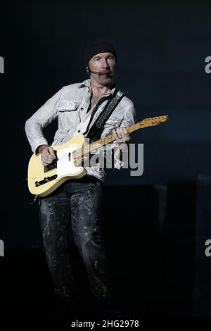 The Edge from the Band U2 tritt im Rahmen ihrer 360-Grad-Tour in Nizza, Frankreich, konzertant im Charles-Ehrmann-Stadion auf Stockfoto