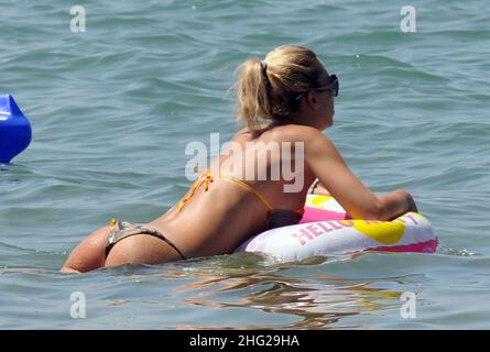 Ilary Blasi, Ehefrau des Fußballspielers Francesco Totti, entspannt am Strand in der Küstenstadt Sabaudia in Latium, Italien. Stockfoto