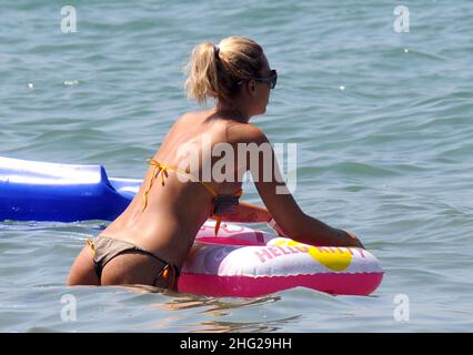 Ilary Blasi, Ehefrau des Fußballspielers Francesco Totti, entspannt am Strand in der Küstenstadt Sabaudia in Latium, Italien. Stockfoto