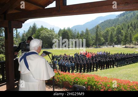 Papst Benedikt XVI. Während seiner Sommerferien in der antiken Stadt Castel Gandolfo in den Alban Hills, südlich von Rom. Stockfoto