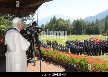 Papst Benedikt XVI. Während seiner Sommerferien in der antiken Stadt Castel Gandolfo in den Alban Hills, südlich von Rom. Stockfoto