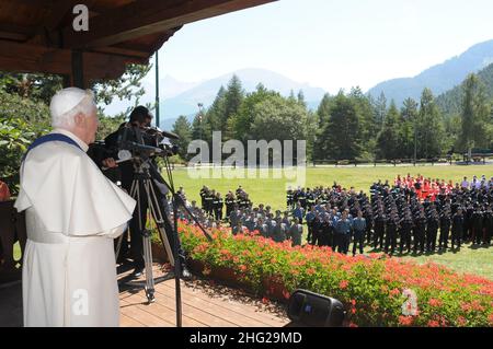 Papst Benedikt XVI. Während seiner Sommerferien in der antiken Stadt Castel Gandolfo in den Alban Hills, südlich von Rom. Stockfoto