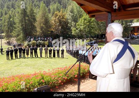 Papst Benedikt XVI. Während seiner Sommerferien in der antiken Stadt Castel Gandolfo in den Alban Hills, südlich von Rom. Stockfoto