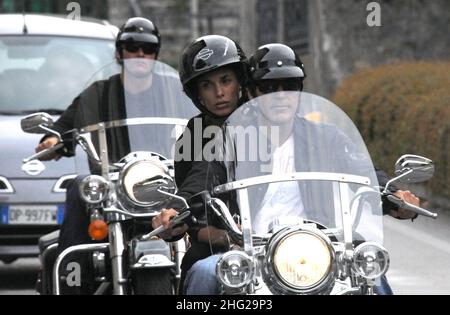 George Clooney mit seiner Freundin Elisabetta Canalis in Moltrasio, Comer See, Italien. Stockfoto