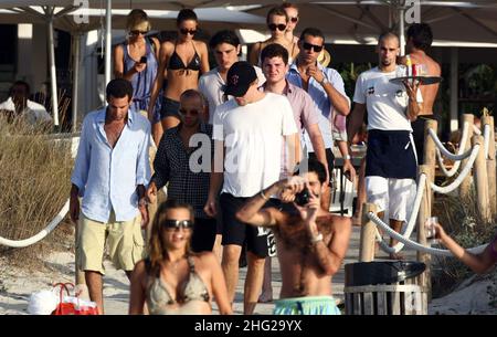 Leonardo DiCaprio (in schwarzem Hut) mit Freunden, die ihren Urlaub in Formentera auf den Balearen, Spanien, genießen. Stockfoto