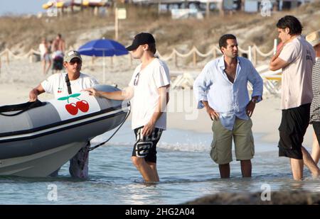 Leonardo DiCaprio (in schwarzem Hut) mit Freunden, die ihren Urlaub in Formentera auf den Balearen, Spanien, genießen. Stockfoto