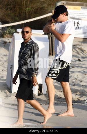 Leonardo DiCaprio (in schwarzem Hut) mit Freunden, die ihren Urlaub in Formentera auf den Balearen, Spanien, genießen. Stockfoto