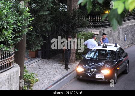 George Clooney's Villa Oleondra, umgeben von Polizisten in Laglio, Comer See, Italien. Stockfoto