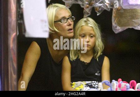 Nicoletta Mantovani (Pavarottis Witwe) mit Tochter Alice auf den Karussells in Forte dei Marmi, Italien Stockfoto